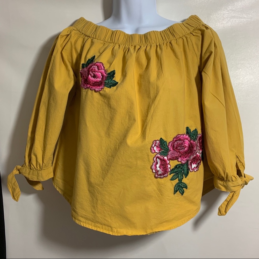 Style House off shoulder top w rose appliqué Small